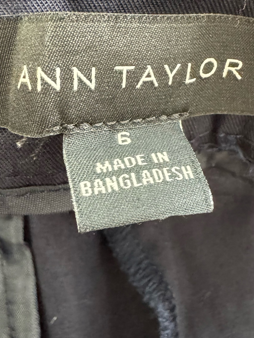 Ann Taylor Navy Blue Flat Front Chino Shorts - Size 6 - Picture 2 of 4